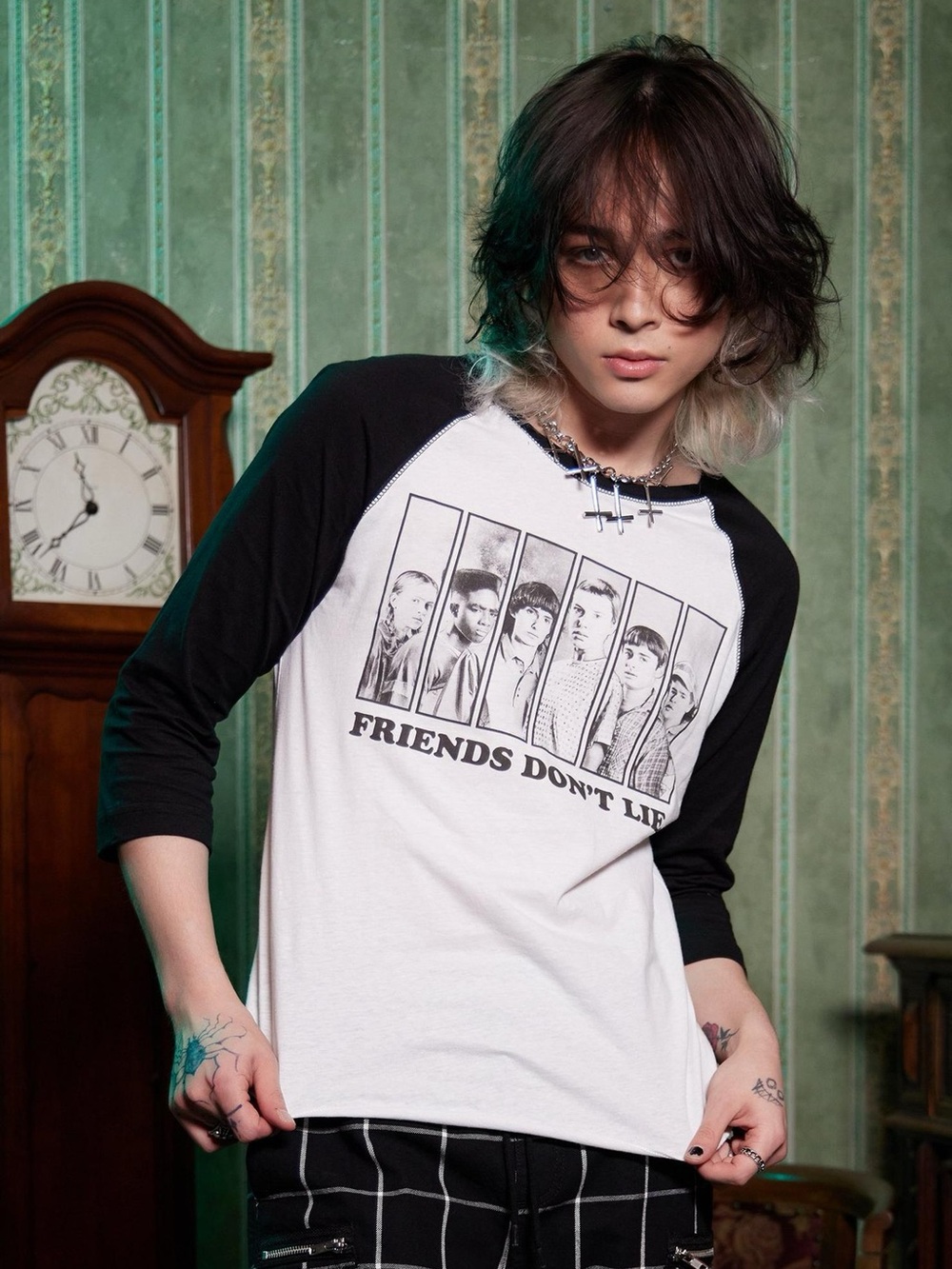 Netflix Stranger Things friends don’t lie graphic raglan 3/4 sleeve shirt nwt XL